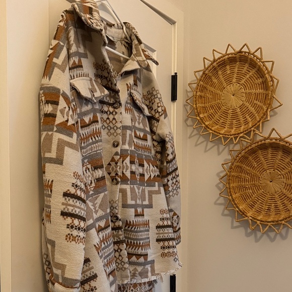 Women's Aztec Patterned Jacket - Picture 2 of 5